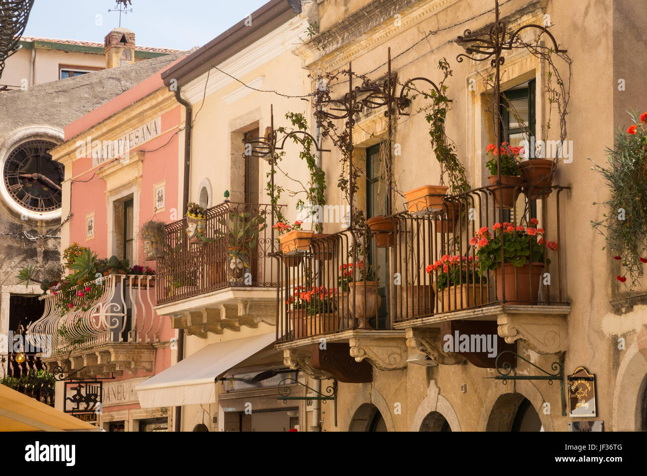Reich verzierte Balkone mit Eisengitter und Blume Pflanzer von Windows auf Fronten von alten Gebäuden in Taormina, Provinz Messina, Sizilien, Italien Stockfoto