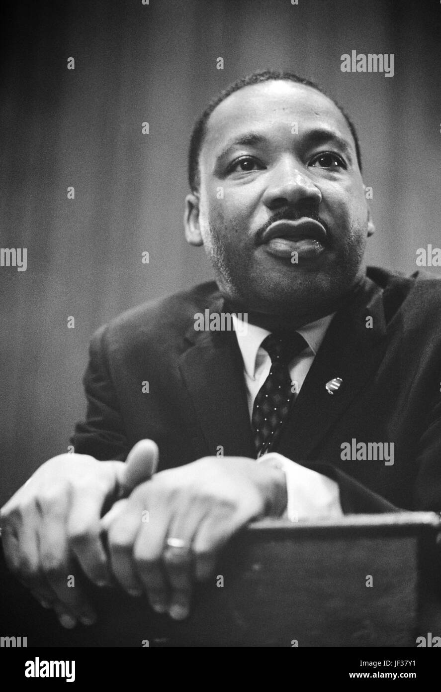 Titel: Martin Luther King Press Conference CALL-Nummer: LC-U9-11696-9A [P & P] Reproduktion Nummer: LC-DIG-Ppmsc-01269 (digitale Datei vom original-negativ) keine Beschränkungen Veröffentlichung bekannt.  Zusammenfassung: Foto zeigt Kopf und Schultern Porträt des Königs, stützte sich auf ein Rednerpult.  MEDIUM: 1 negativ: Film.  ERSTELLT/veröffentlicht am: 26 März 1964.  ERSTELLT von: Trikosko, Marion S., Fotograf.  Anmerkungen: Titel von Kontaktabzug Ordner Beschriftung.  US News & World Report Magazin Fotosammlung.  Kontaktbogen für Referenzzwecke verfügbar: USN & WR COLL - Job Nr. 11696 Frame 9A.  THEMEN Stockfoto