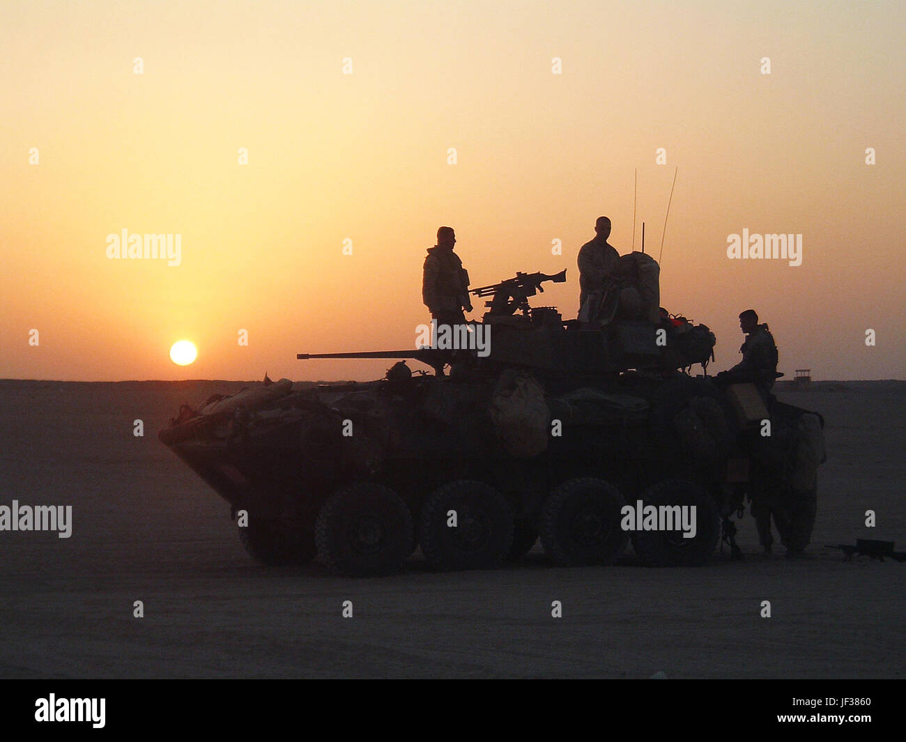 050526-M-1195M-002 US-Marines bereiten ihre Light Armored Vehicle für eine Nacht-Bewegung zu Udairi Bereich in der Nähe von Camp Buehring, Kuwait, am 26. Mai 2005.  Die Marines sind mit 8. Marine Regiment, 26. Marine Expeditionary Unit (spezielle Operationen fähig) und werden die Durchführung scharfer Munition Übungen nächster Udairi in Vorbereitung auf Missionen in der Region.  DoD-Foto von CPL. Eric R. Martin, US Marine Corps.  (Freigegeben) Stockfoto