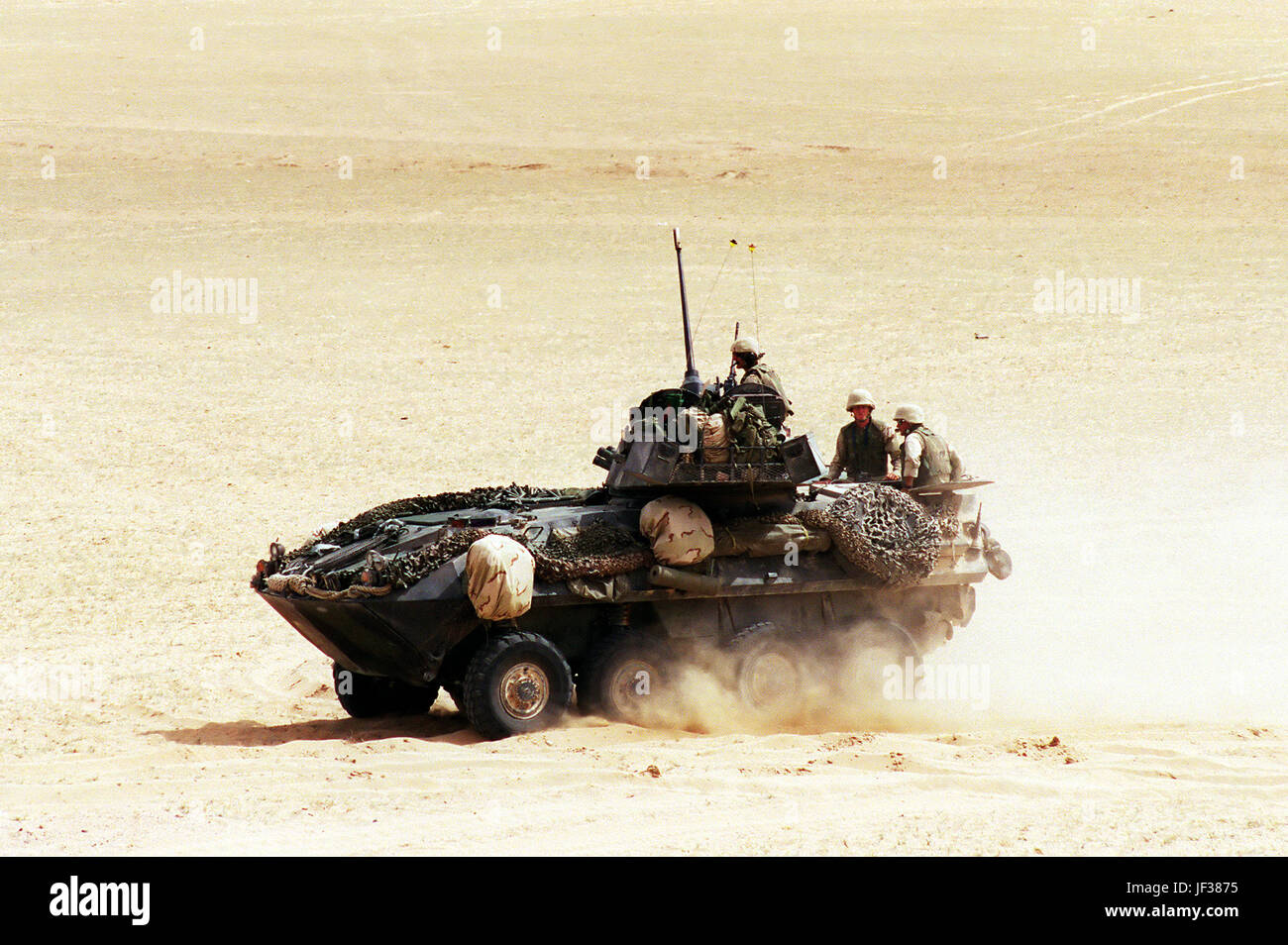 000408-D-9880W-156 eine US Marine Corps Light Armored Vehicle (LAV-25) Manöver komplettieren das Angebot zum Abschluss einer live-Feuer-Übung auf Udairi Training Range im Norden Kuwaits am 8. April 2000.  Der LAV-25 ist ein All-Terrain, Allwetter-Fahrzeug mit Nacht-Funktionen und ist mit einem 25 mm Turm montierte Kette Geschütz und einem 7,62 mm Maschinengewehr bewaffnet.  Das Fahrzeug ist in der Lage, den Transport von sechs Marines im Inneren des Rumpfes.  Der LAV ist der 1. Licht Armored Reconnaissance Battalion, 15. Marine Expeditionary Unit beigefügt.  DoD-Foto von R. D. Ward.  (Freigegeben) Stockfoto