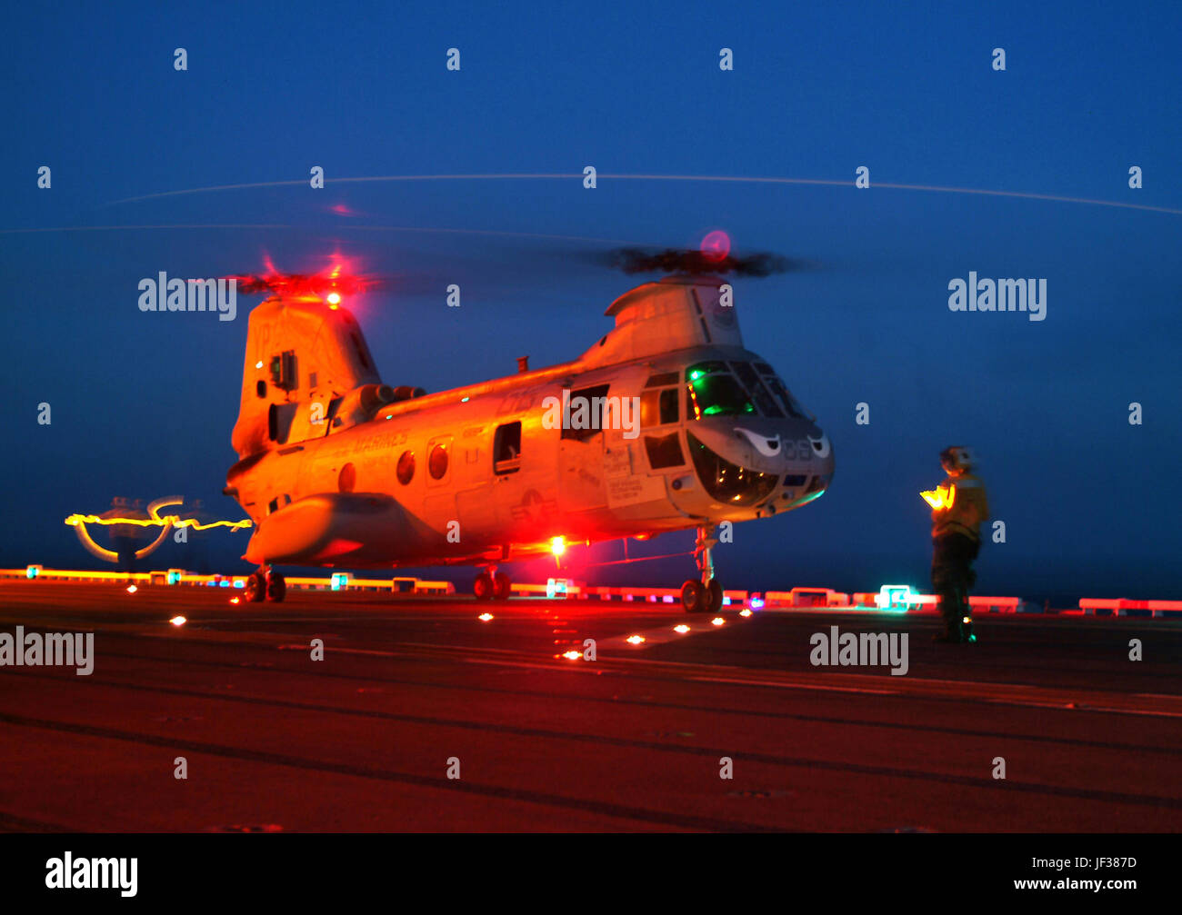 050729-N-0716S-031 ein US Navy Landing Signal eingetragen bereitet einen CH-46 Sea Knight Helikopter für Lift-off aus dem Flugdeck der USS Tarawa (LHA-1), während das Schiff auf See am 29. Juli 2005 betreibt.  Tarawa ist das Aushängeschild für Expeditionary Strike Group 1 und ist auf einer westlichen Pazifik Bereitstellung zur Unterstützung der Operation Iraqi Freedom.  DoD-Foto von Petty Officer 3rd Class James Spiker, US Navy.  (Freigegeben) Stockfoto