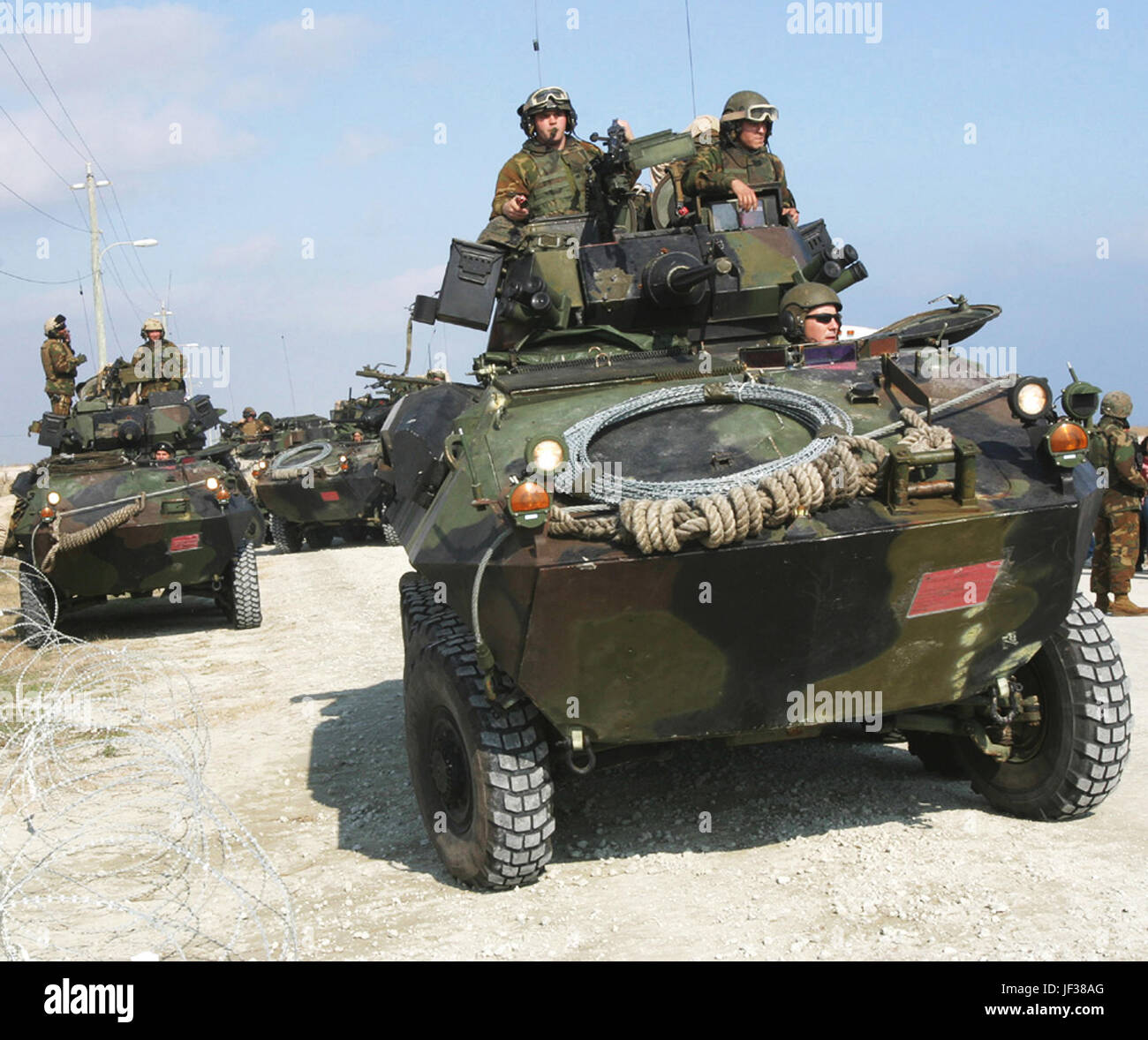050222-M-1195M-013 Marines Light Armored Vehicles in eine Sicherheitszone während eines Non-Combatant Evakuierung Betrieb Trainings auf Onslow Beach in Camp Lejeune, North Carolina, am 22. Februar 2005 zu manövrieren.  Die Evakuierung Betrieb Übung ist Bestandteil der 26. Marine Expeditionary Unit Zertifizierung als spezielle Operationen fähig.   Die Marines sind Light Armored Reconnaissance Platoon, 2d Bataillon, 8. Marines 26. MEU beigefügt.  DoD-Foto von CPL. Eric R. Martin, US Marine Corps.  (Freigegeben) Stockfoto