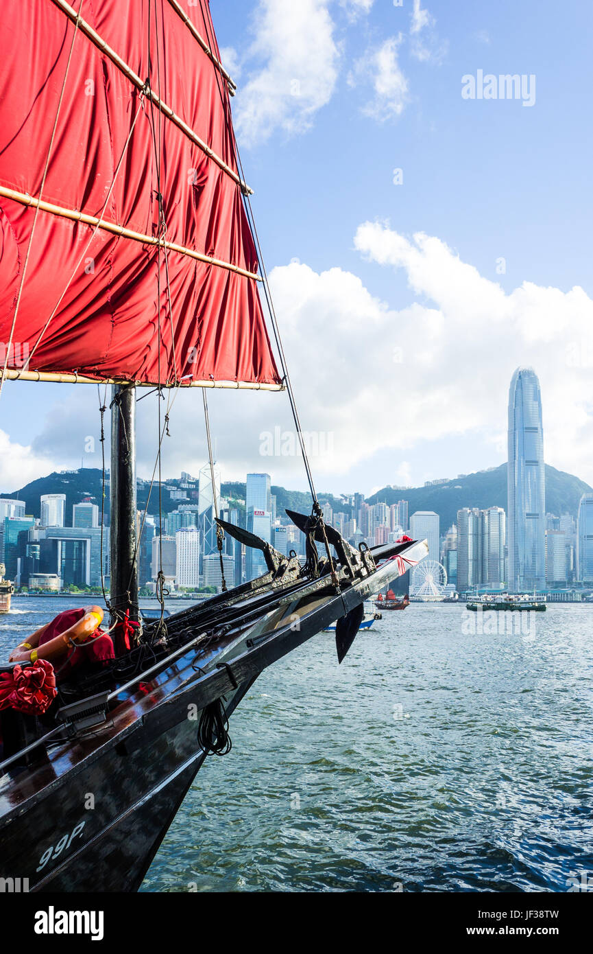 Aqualuna Bug und Segeln Details im Vordergrund, Hong Kong Hafen und Skyline Hintergrund Hintergrund Stockfoto