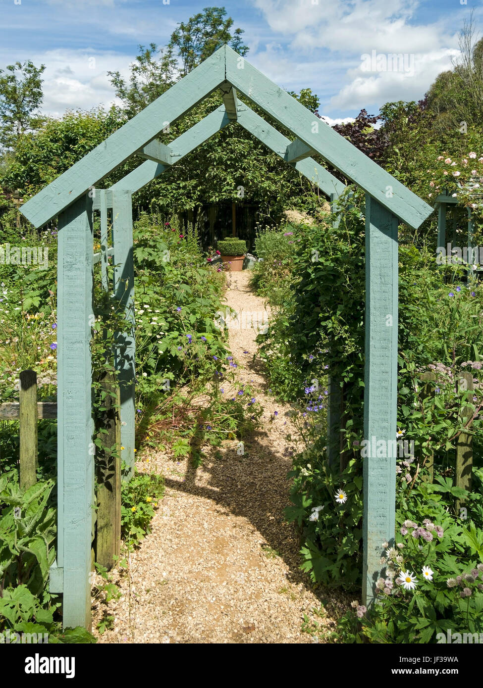 Grun Ubermalt Aus Holz Bogen Laube Gartenweg Barnsdale Garten