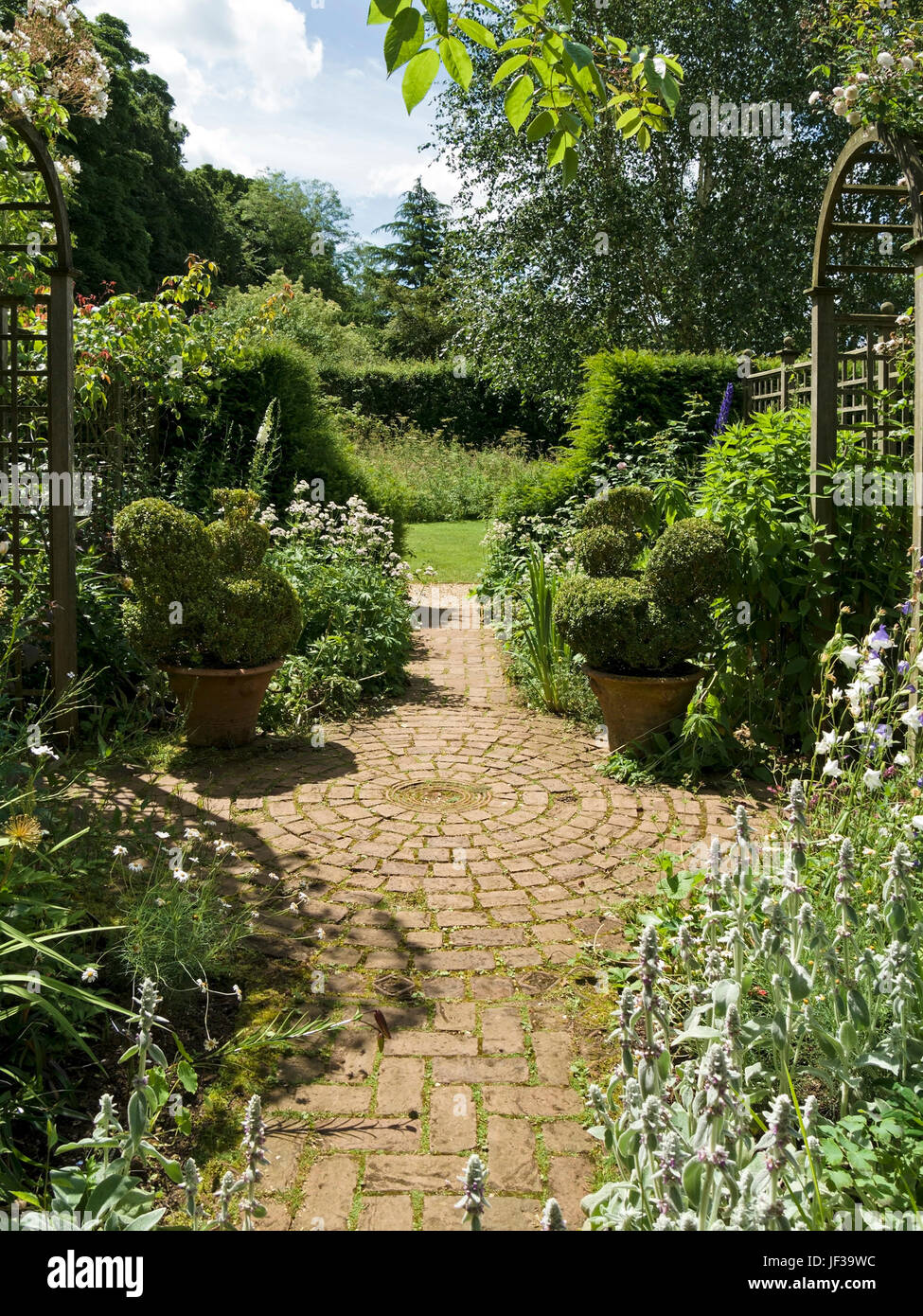 Reich verzierte, dekorative Block Fertiger Pfad mit Kreismuster im Garten, Barnsdale Gärten, Oakham, Rutland, UK Stockfoto