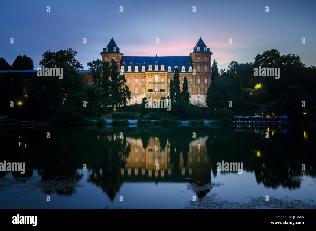 Turin-Valentino-Schloss in der Dämmerung Stockfoto