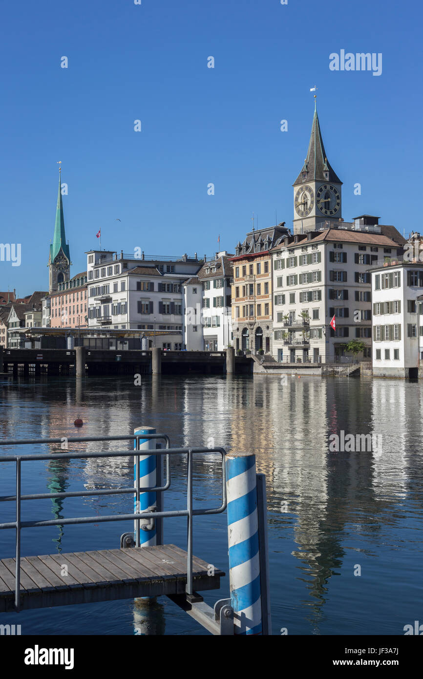 Fluss Limmat und Altstadt, Zürich, Schweiz. Stockfoto