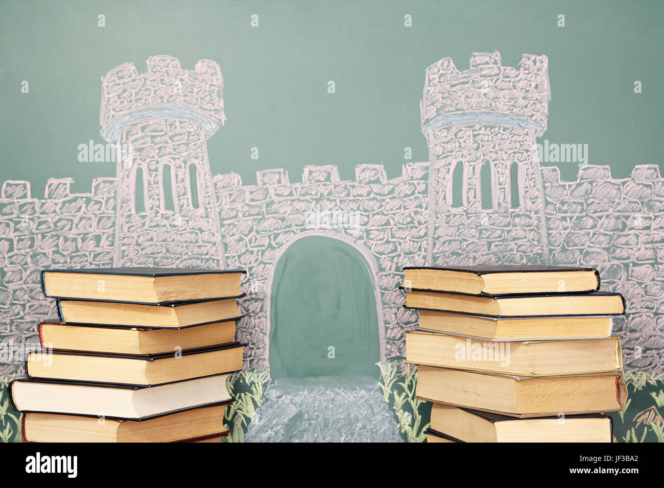 Ungewöhnliche Bildungskonzept. Kreidezeichnung des Schlosses mit offenen Tor und Bücher als ein towers Stockfoto