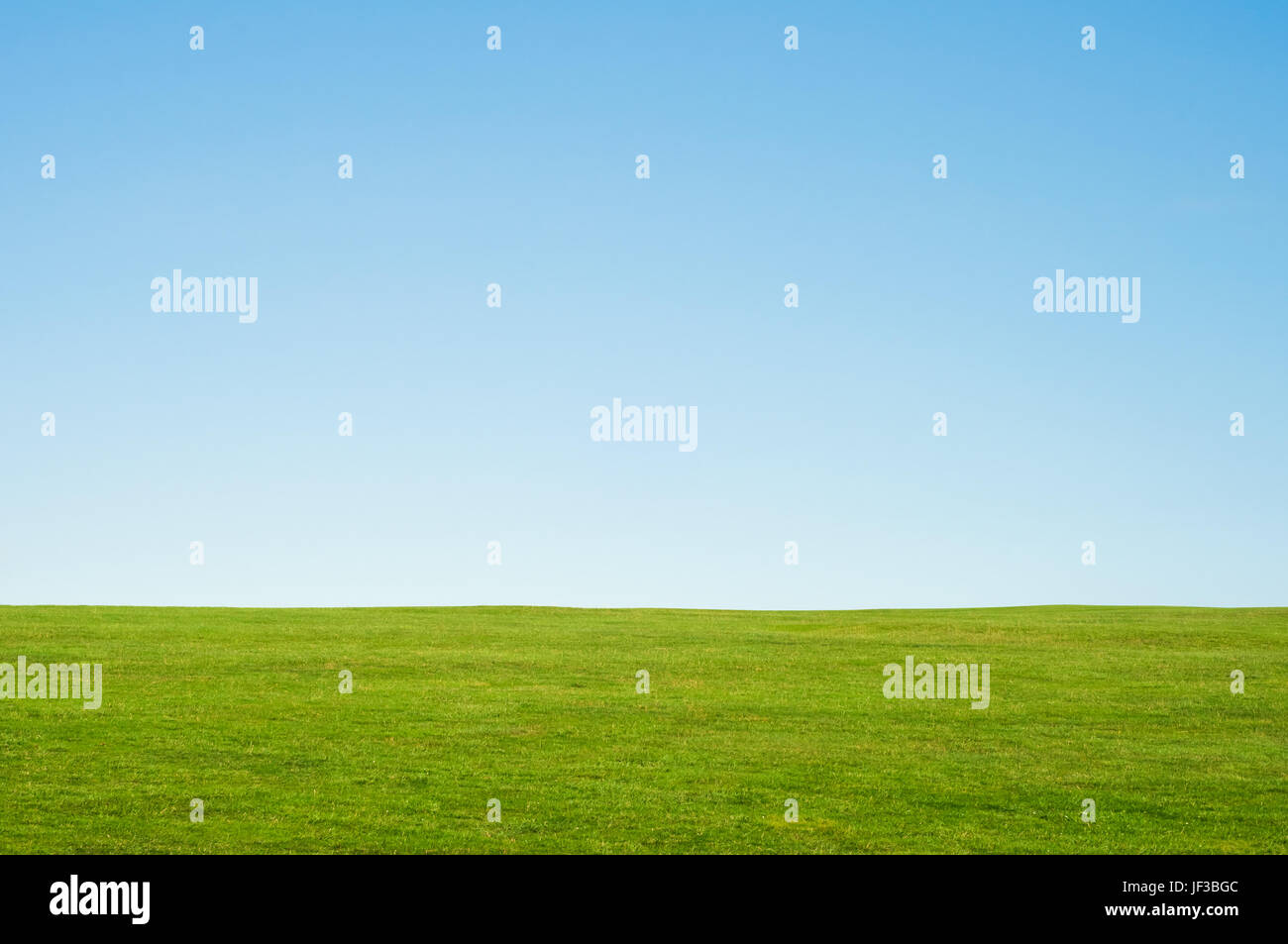 Grün und blauen Himmel Landschaft Hintergrund, Bereitstellung von textfreiraum in den Himmel.  Horizontale Ausrichtung. Stockfoto