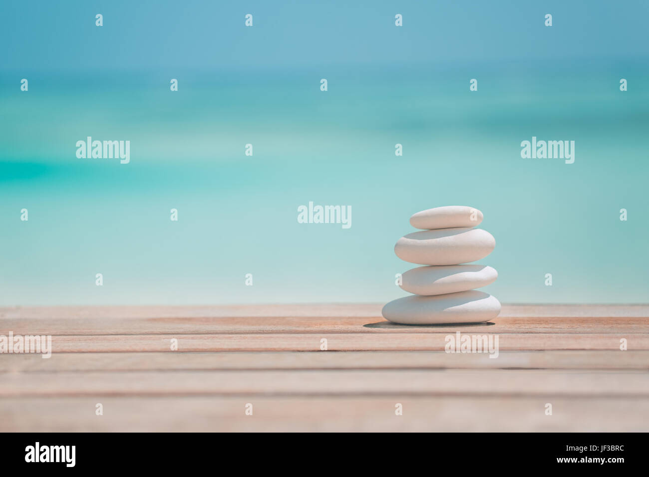 Ruhige zen Steine und weichen Sand für Ruhe und Meditation und Inspiration Hintergrund Konzept Design Stockfoto