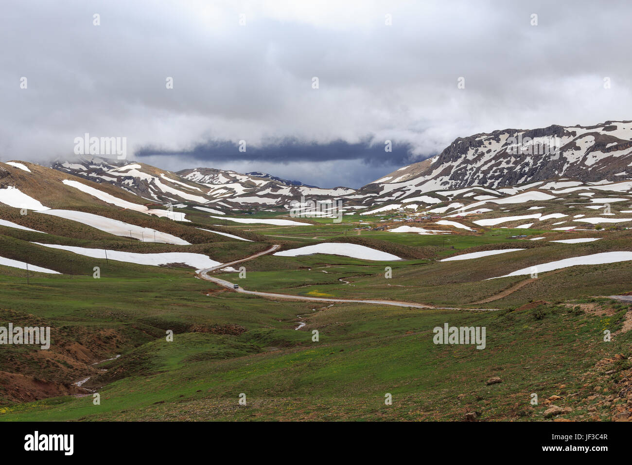 Horizontalen Schuss Landschaft mit Moutnains fallenden Schnee schmelzen Stockfoto
