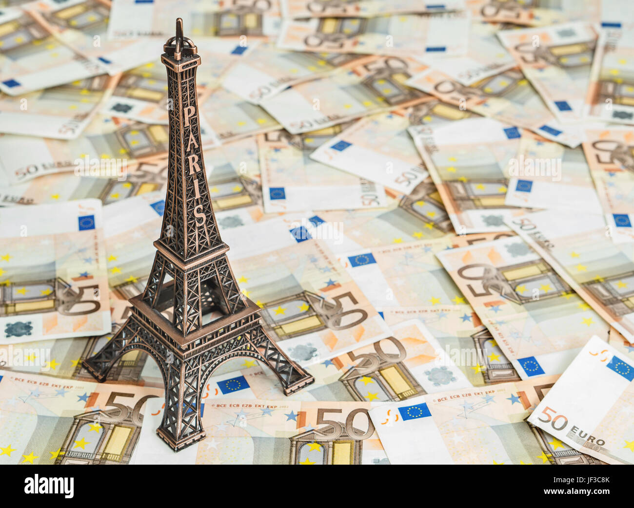 Reisekonzept mit textfreiraum Budget. Eiffelturm-Souvenir und Urlaub Geld. Einsparungen für die Reise nach Frankreich. Stockfoto Reisekonzept mit textfreiraum Budget. Eiffelturm-Souvenir und Urlaub Geld. Einsparungen für die Reise nach Frankreich. Stockfoto