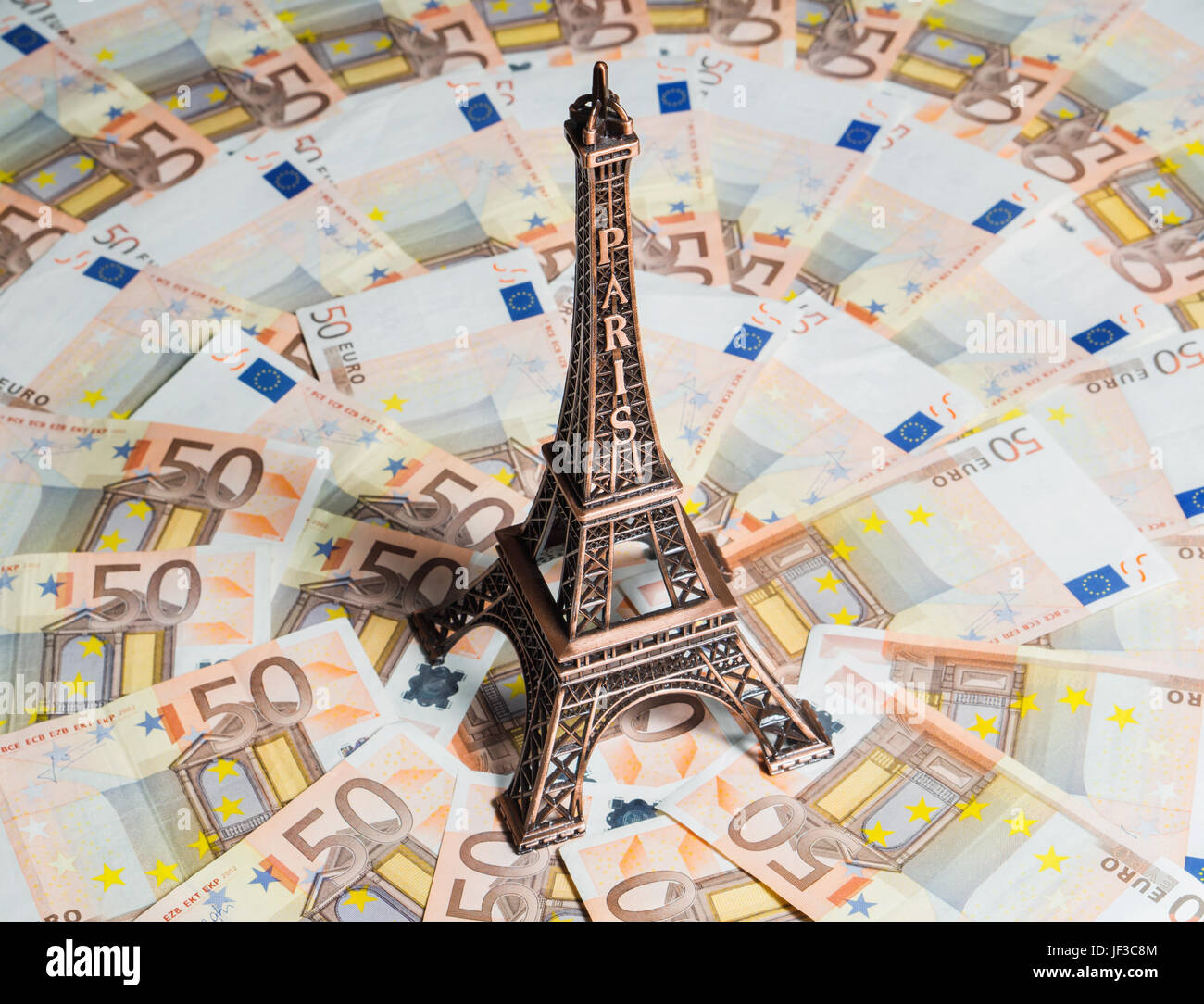 Eiffelturm-Souvenir von Feriengeld umgeben. Ein Großteil der Euro-Scheine. Reise-Budget-Konzept. Stockfoto Eiffelturm-Souvenir von Feriengeld umgeben. Ein Großteil der Euro-Scheine. Reise-Budget-Konzept. Stockfoto