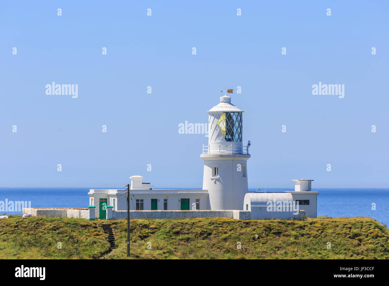 Strumble Head Leuchtturm, Pembrokeshire, an einem hellen Sommertag. Stockfoto