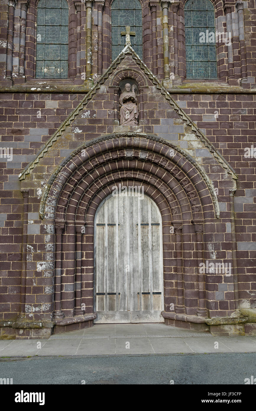 Tür unter Rundbogen, Str. Davids oder St Davids, Kathedrale, Pembrokeshire, Westwales. Stockfoto