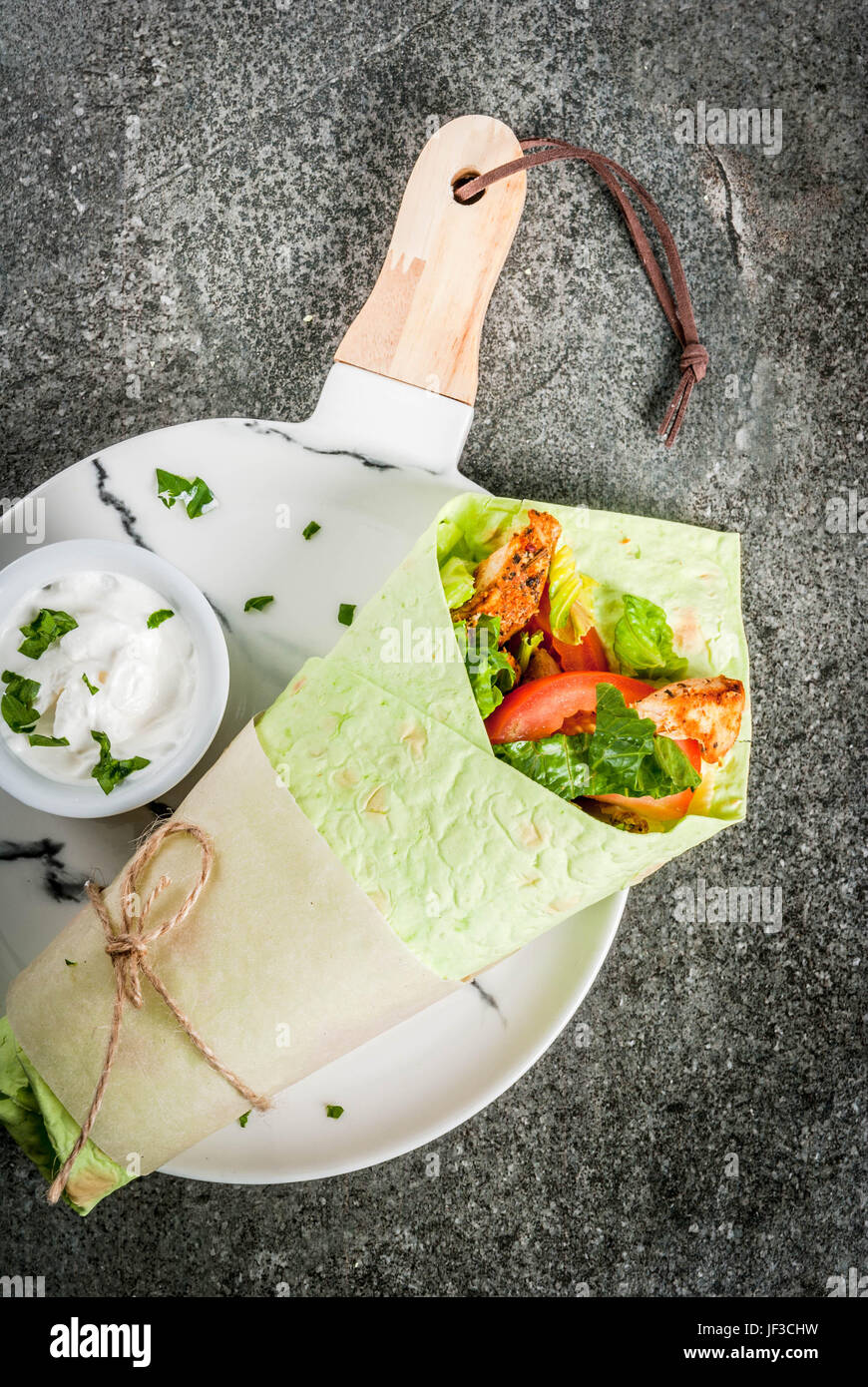 Mexikanisches Essen. Gesunde Ernährung. Wickeln Sie Sandwich: grüne ...