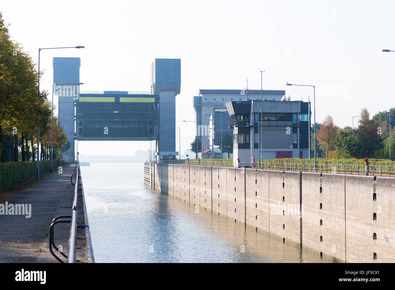 TIEL, Niederlande - 24. September 2016: Lock Prins Bernhard in Amsterdam-Rhein-Kanal Stockfoto