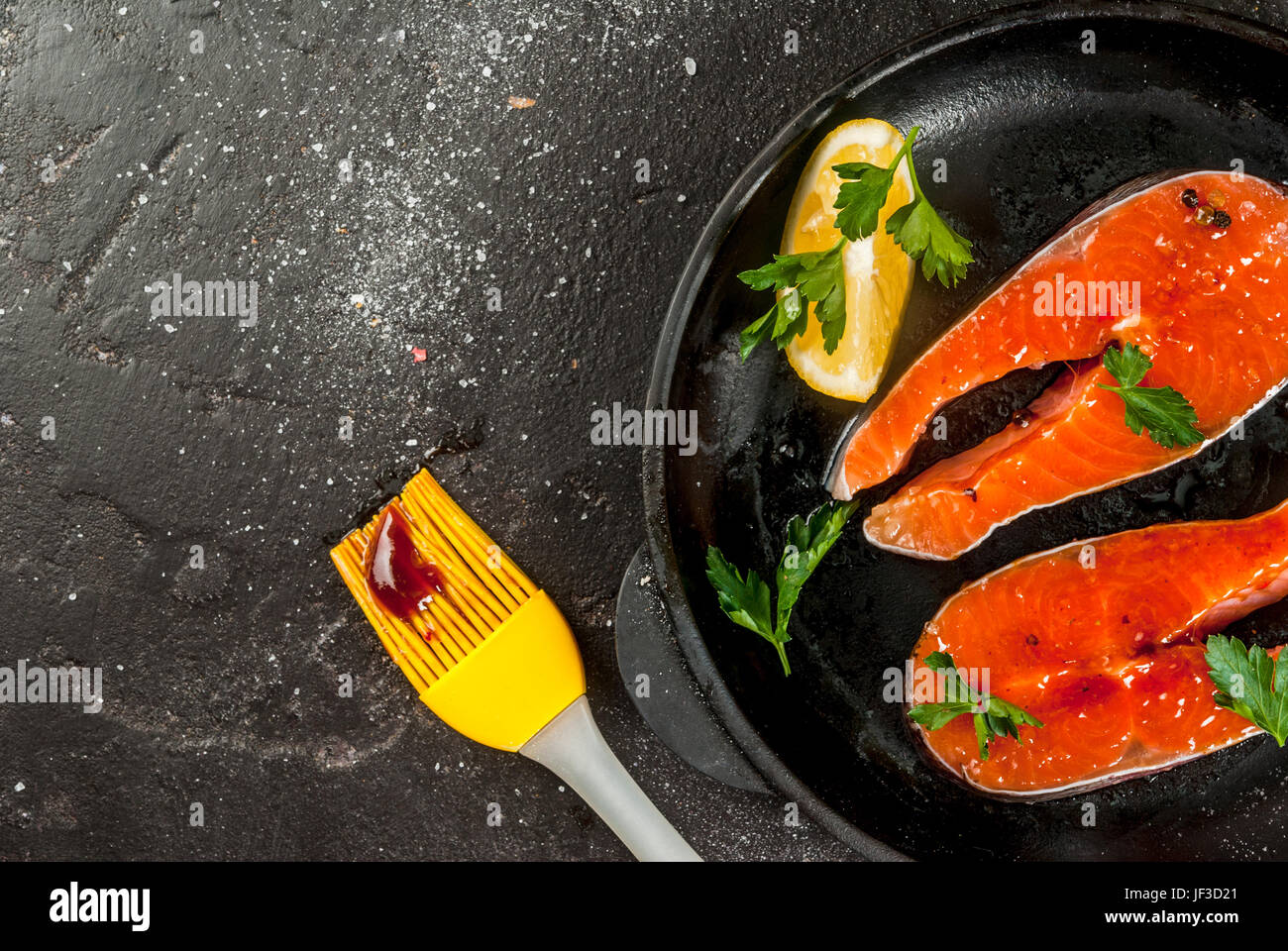 Frischen rohen unvorbereitet Fisch Lachs oder Forelle, Steaks in der Pfanne garen, mit Salz