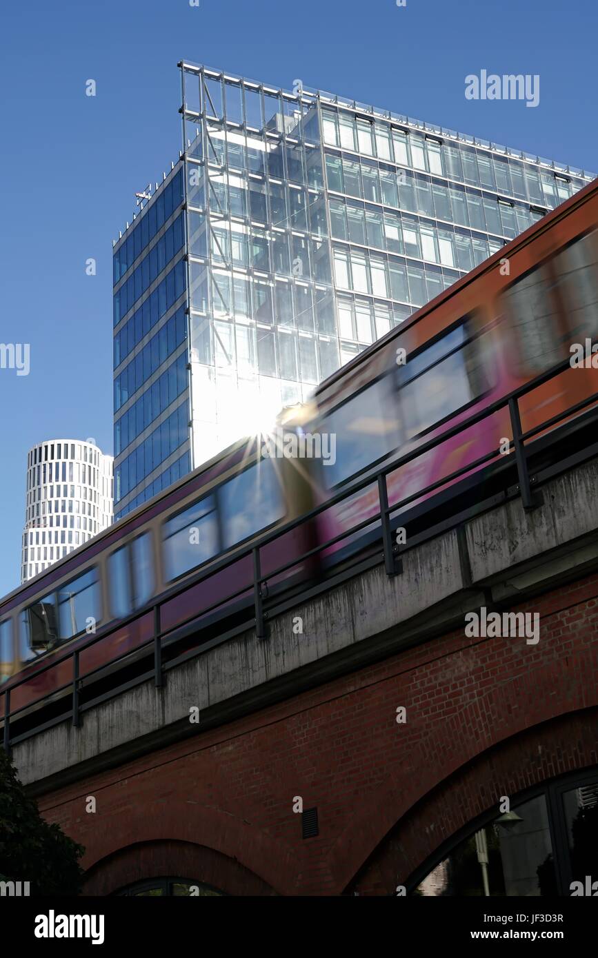 S-Bahn in der Innenstadt von Berlin. Stockfoto