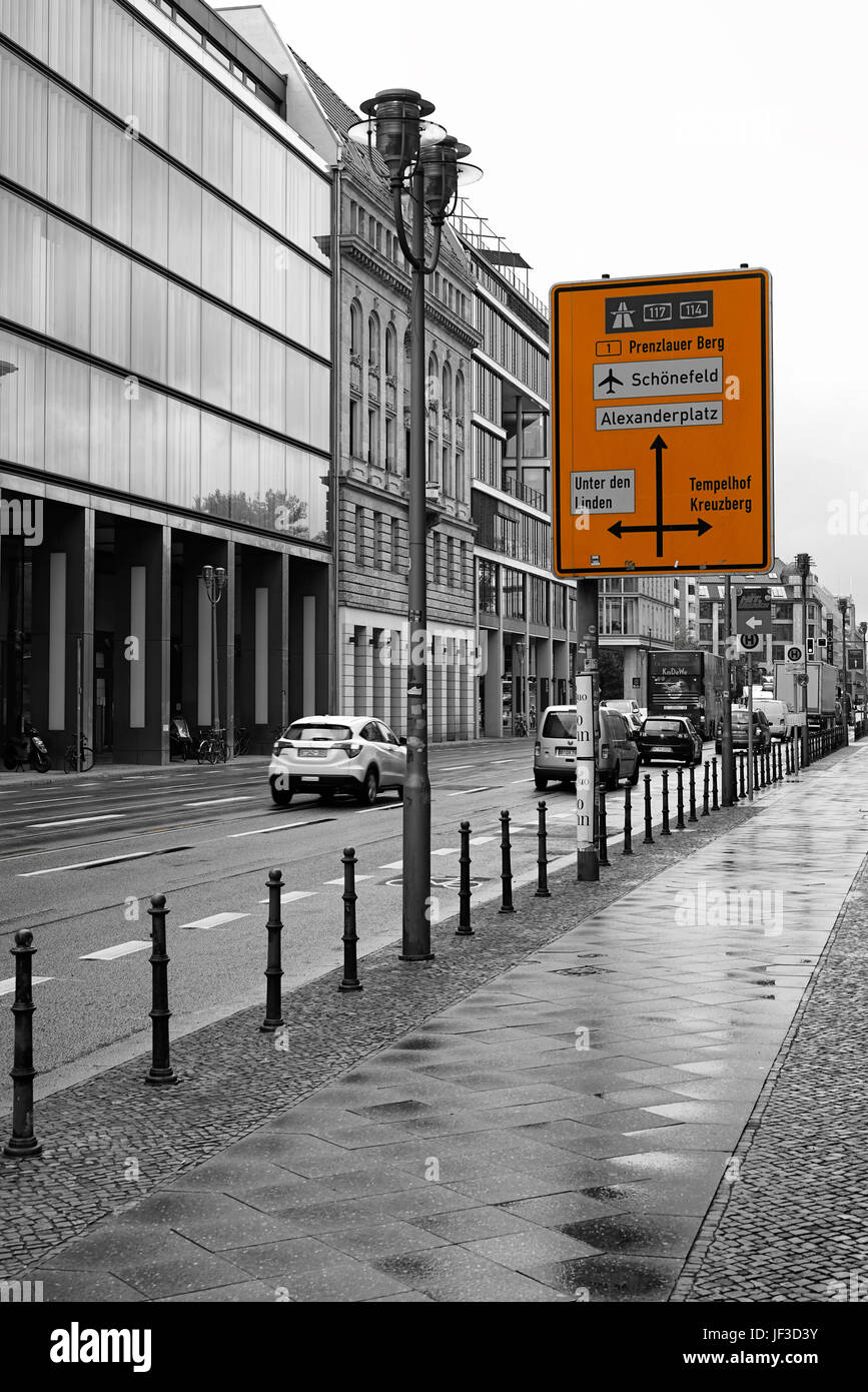 Straßenszene in der Leipziger Straße in Berlin. Stockfoto