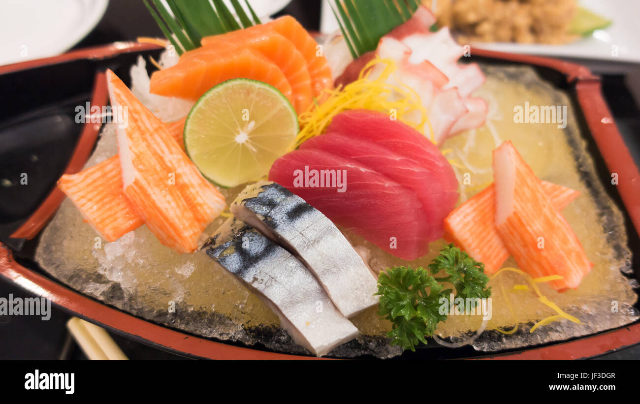 japanische Sashimi set auf einer Boot-Platte Stockfoto