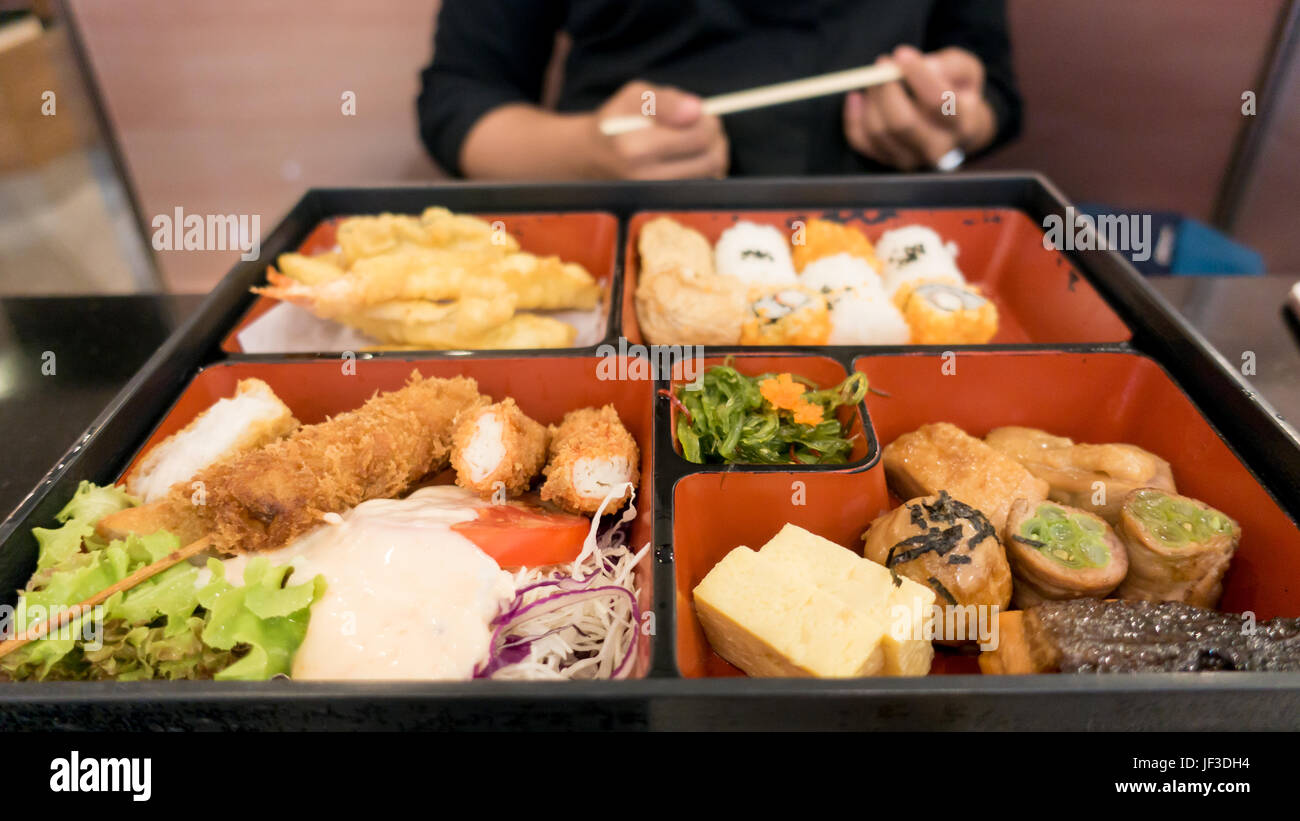 Frauen Essen Bento-Box-Set im japanischen restaurant Stockfoto