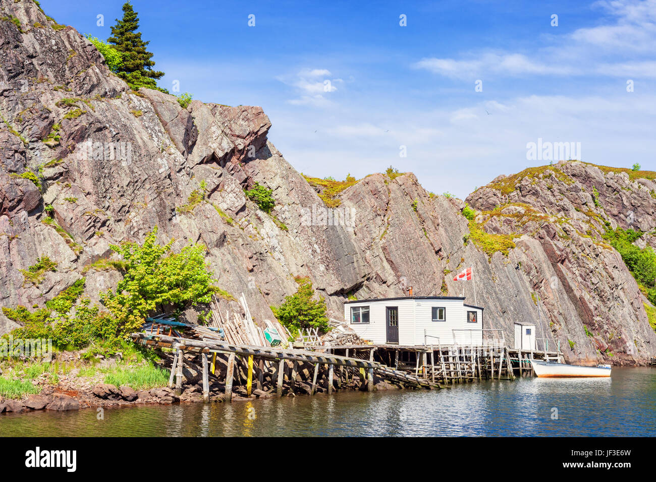 Angeln-Kabine und Boot am Quidi Vidi Hafen in St. John's, Neufundland, Kanada. Stockfoto