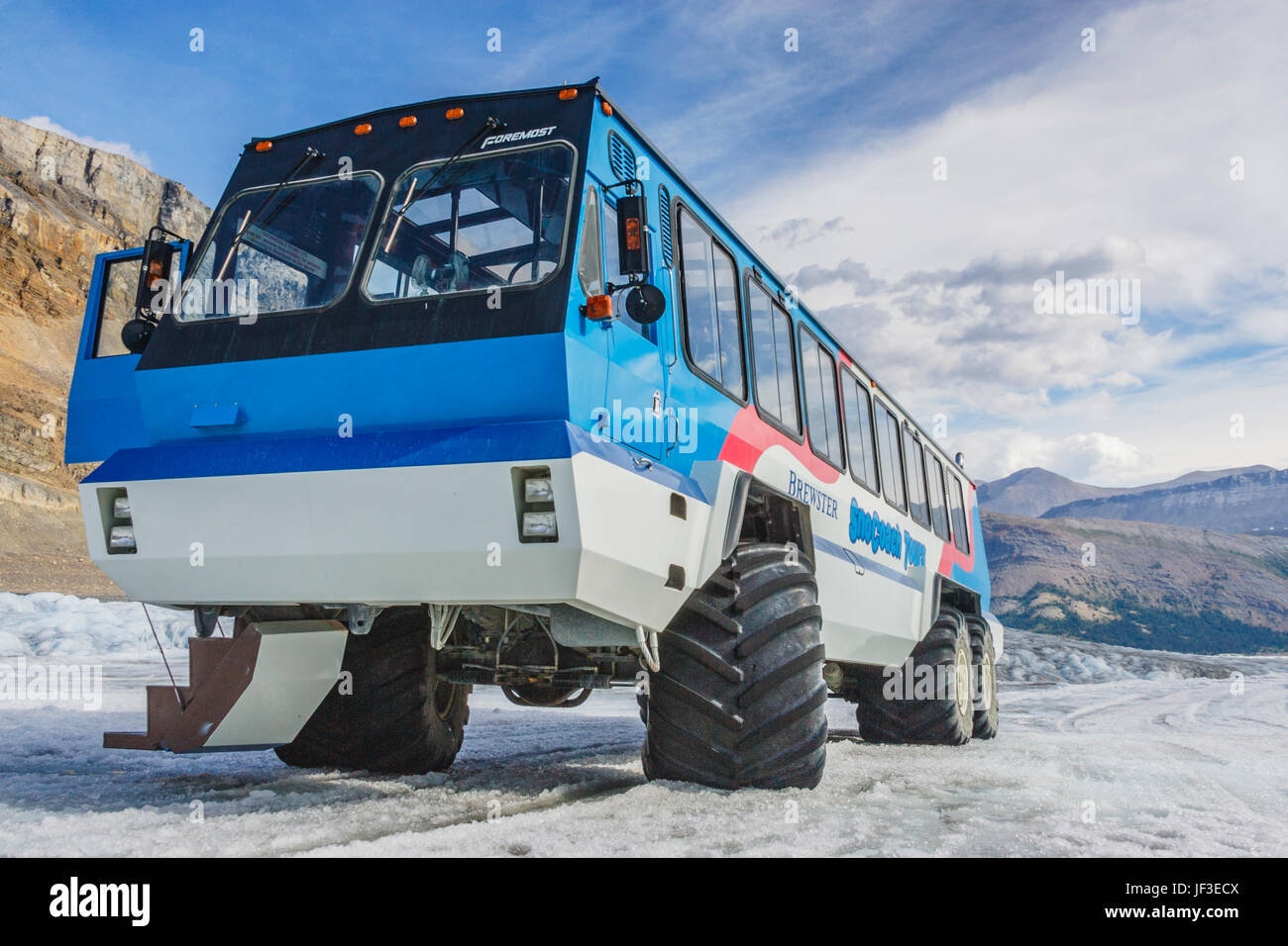 Coach-Tour-Bus am Athabasca Gletscher Schnee. Der Athabasca ist der am meisten besuchten Gletscher auf dem nordamerikanischen Kontinent. Stockfoto