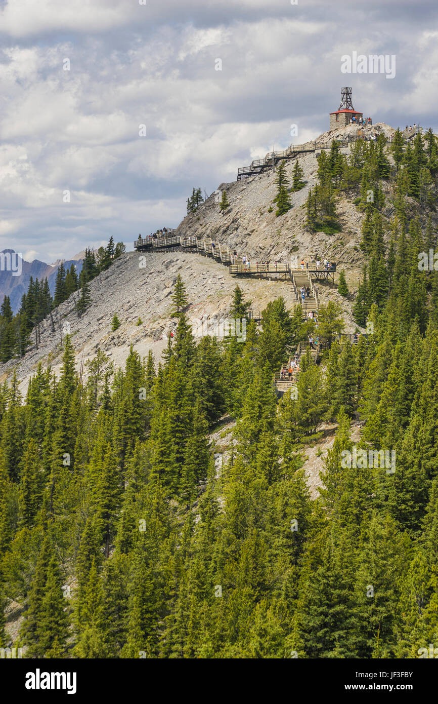 Ansicht von oben des Sulphur Mountain im Banff Nationalpark, Alberta, Kanada. Der Banff-Skywalk ist ein Self-guided interpretativen Gehweg. Stockfoto