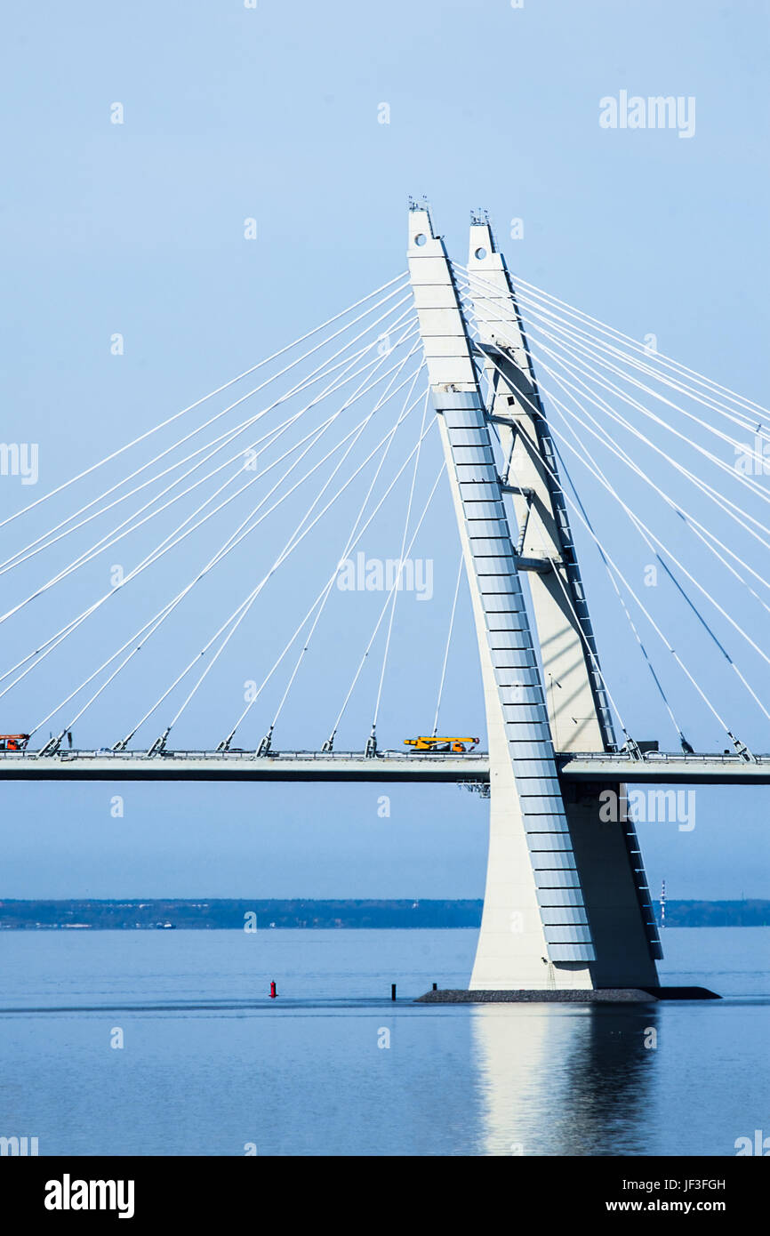 Kabel-gebliebene Brücke an der sonnigen Frühlingstag. Stockfoto