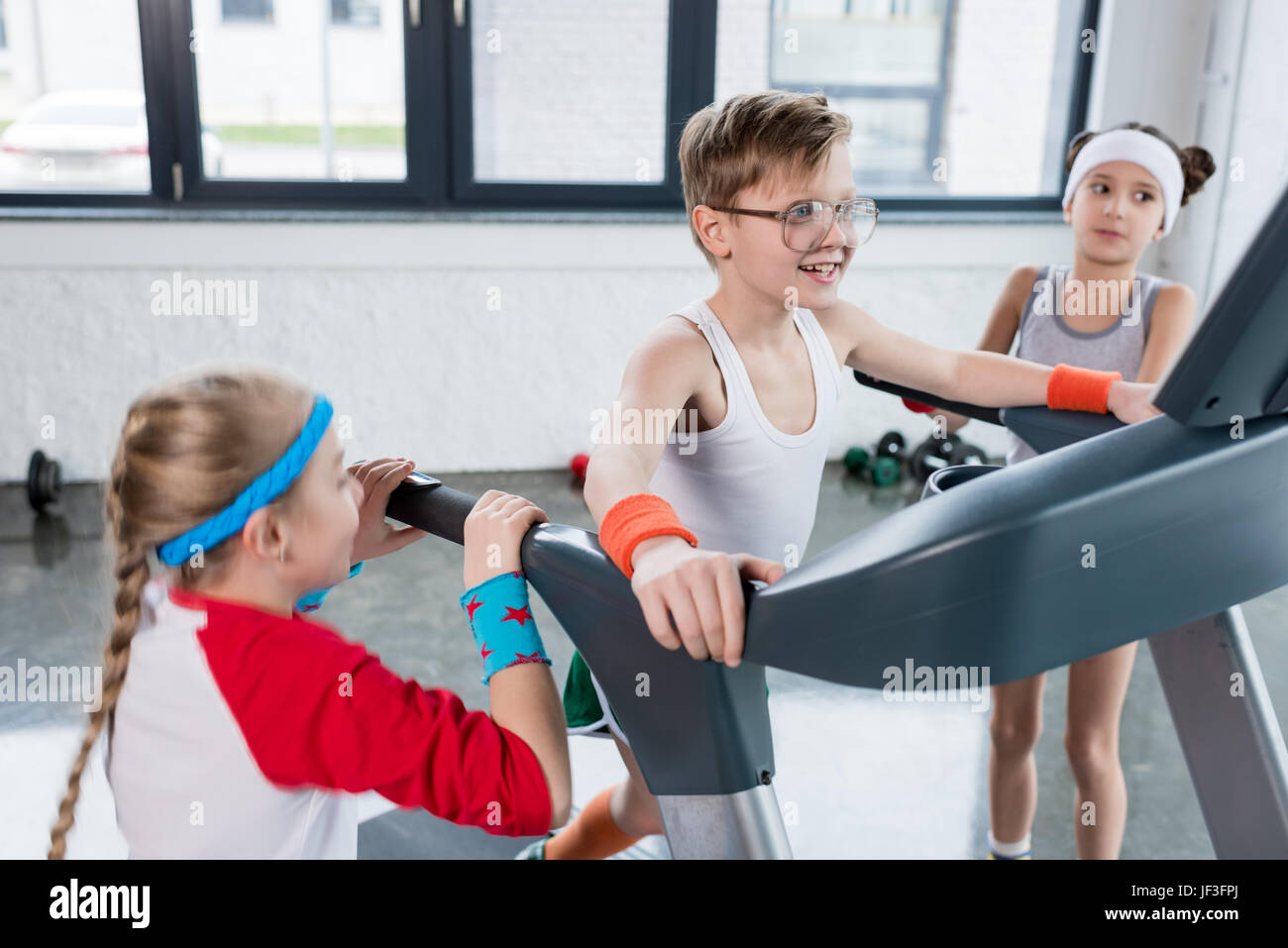Lustige Kinder Sportbekleidung Training auf Laufband im Fitnessstudio  zusammen, Kinder-sport-Konzept Stockfotografie - Alamy