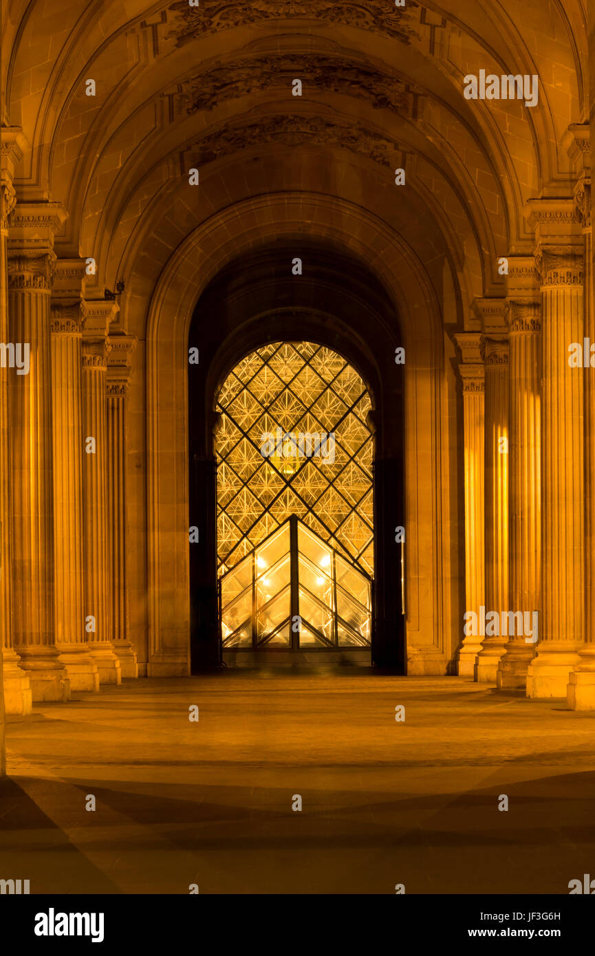 PARIS - FEBRUAR 2014; Das Louvre-Museum. Stockfoto