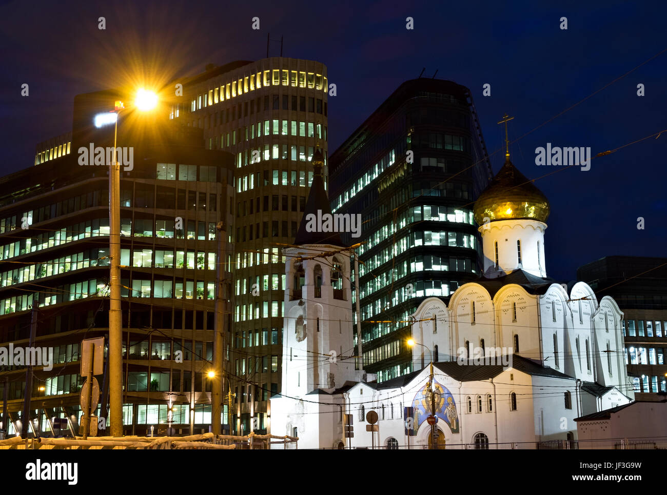 Nachtaufnahme mit St. Nikolaus-Kathedrale und White Square Office Center in Moskau Stockfoto