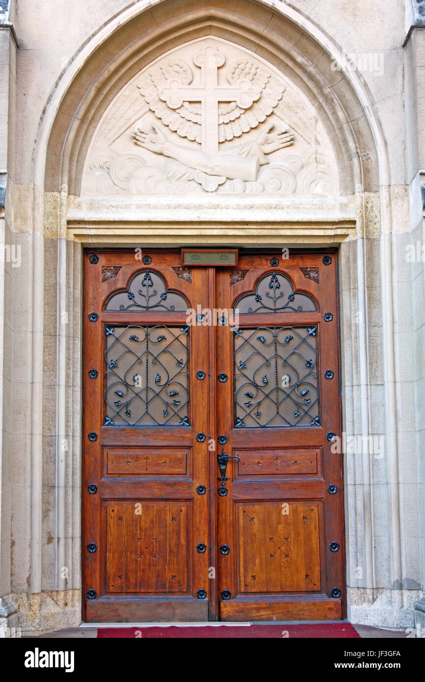 Kirche-Holztür mit Kruzifix Stockfoto