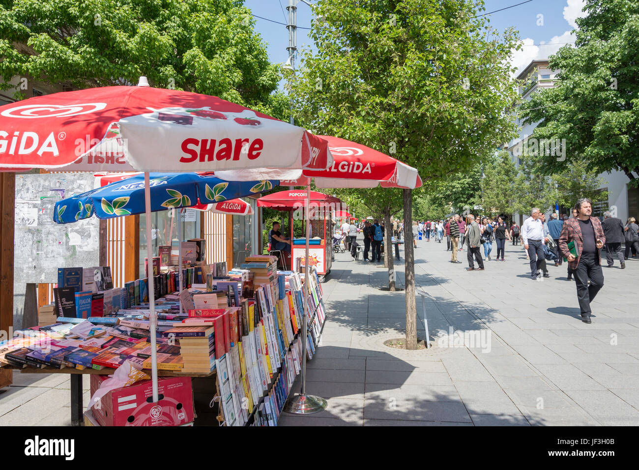 Buch-Stall auf Sheshi Nena-Tereza (Einkaufsstraße), Pristina (Prishtina), Republik Kosovo Stockfoto