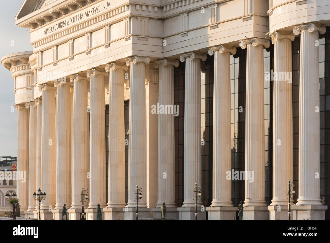 Das archäologische Museum von Mazedonien über den Fluss Vardar in der Dämmerung, Skopje, Skopje Region, Republik Nördlich Mazedonien Stockfoto