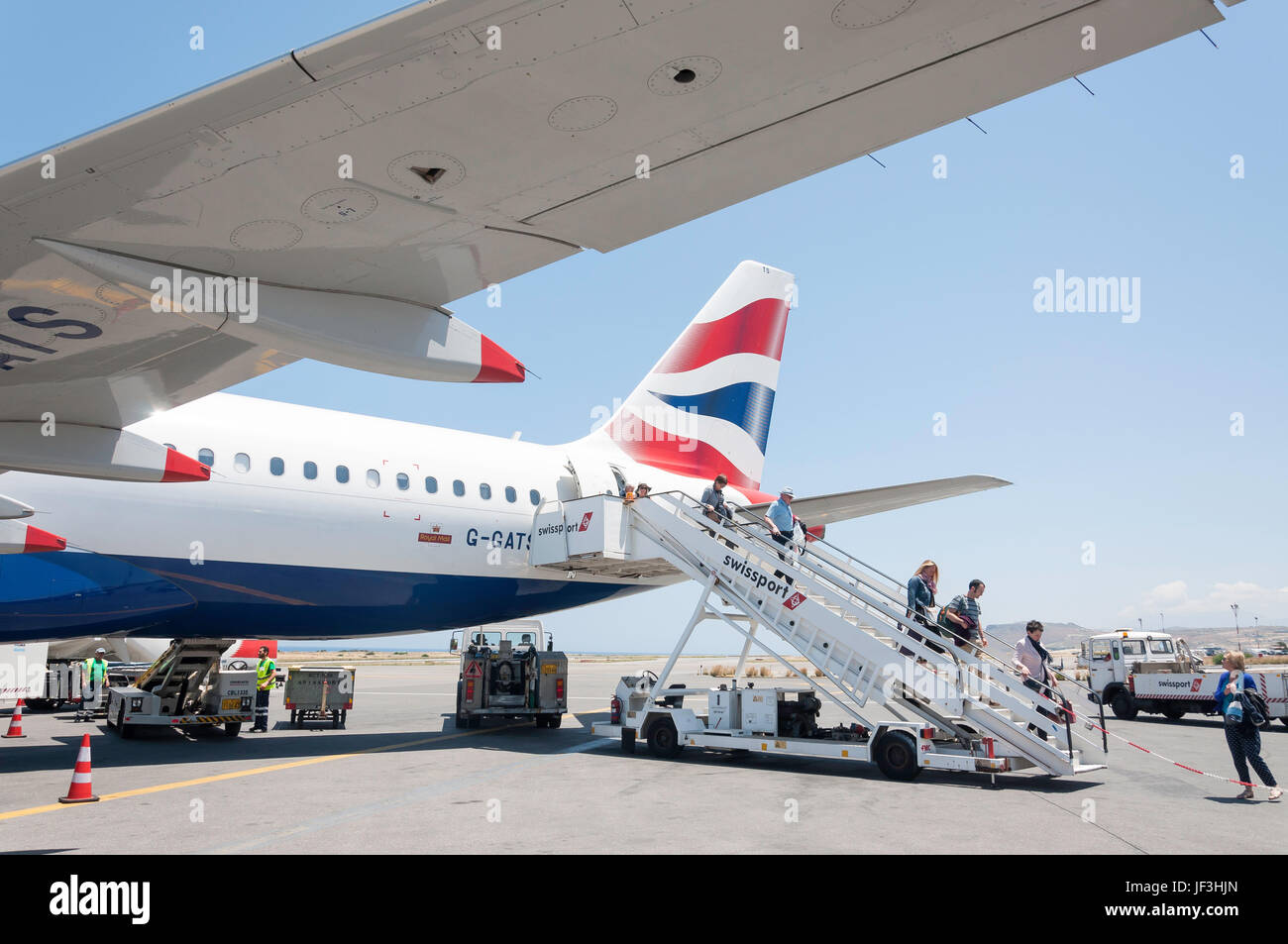 Passagiere aussteigen British Airways Airbus A320 Flugzeug, Flughafen Heraklion, Heraklion (Irakleio), Kreta (Kriti), Griechenland Stockfoto