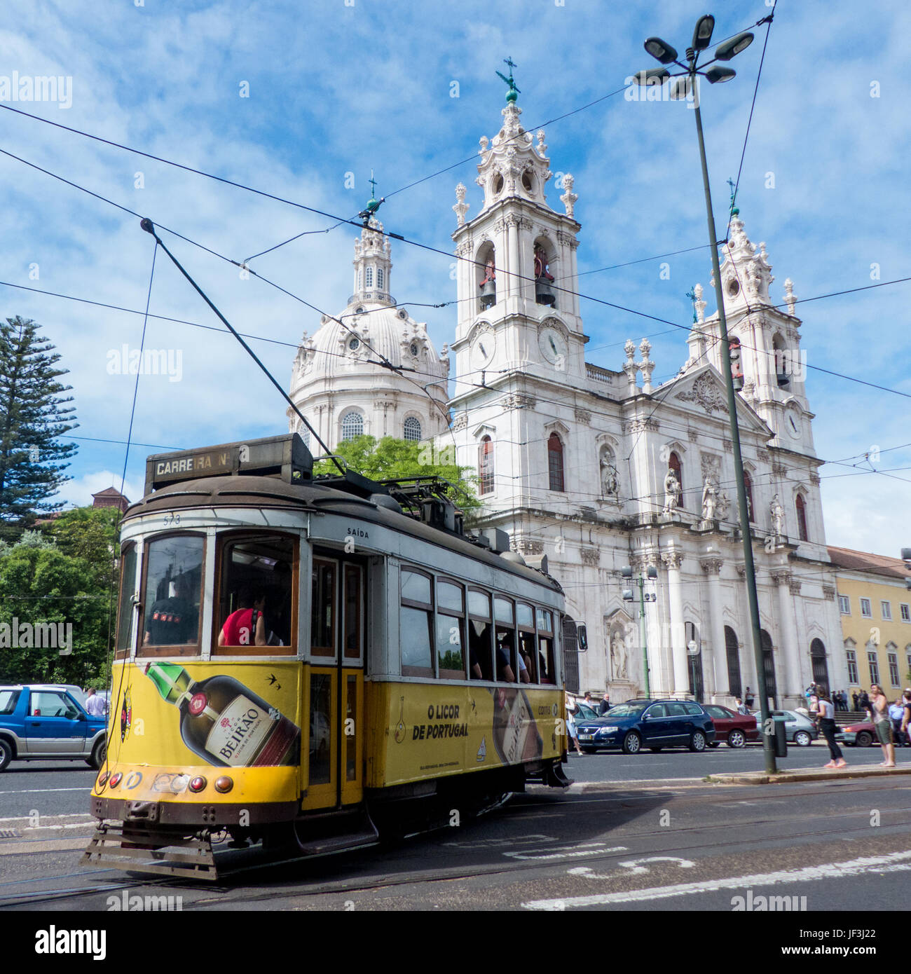 Straßenbahn Devant la Basilique d'Estrela, Lissabon, Portugal - Straßenbahn vor Estrela Basilika, Lissabon, Portugal Stockfoto