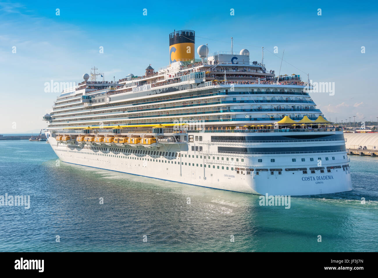 Rom, Italien - Juni 10,2016: Passagiere an Bord des Kreuzfahrtschiffes Costa Diadema sammeln an Deck für die Abfahrt aus dem Hafen von Rom, Italien. Stockfoto