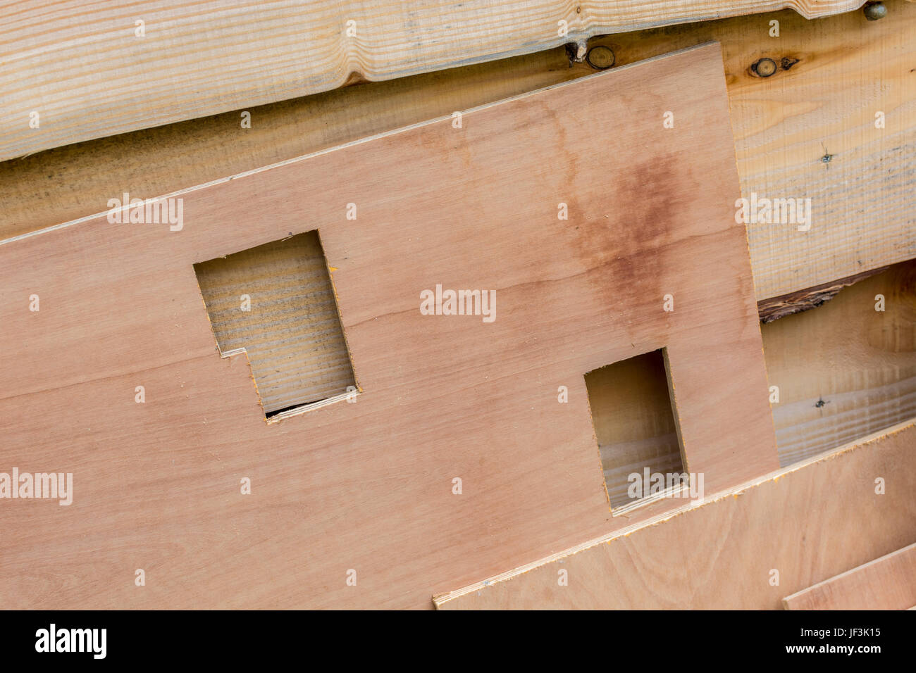 Abschnitt des Furniers mit quadratischen Löchern Ausschneiden - mögliche Metapher für DIY und home Improvement. Stockfoto