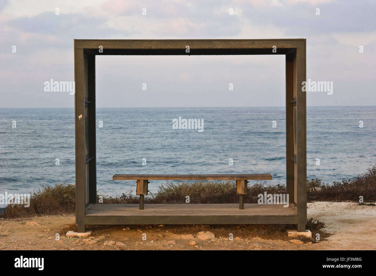 Bank mit Blick aufs Meer in Paphos, Zypern Stockfoto