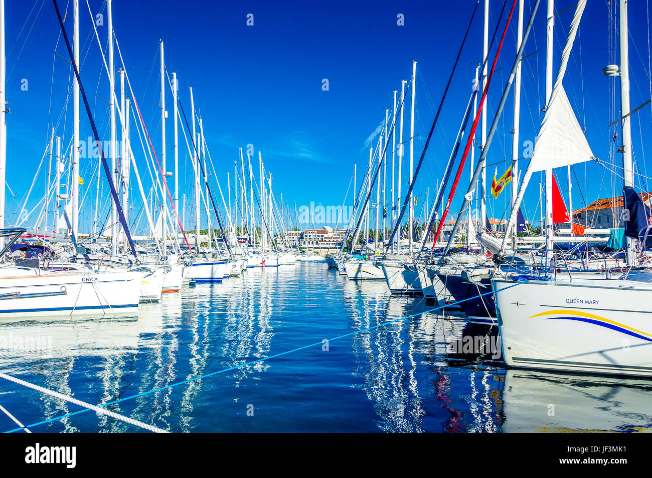 Ein ruhiger Morgen im Korcula Marina hat schöne Reflexionen der Yachten und Boote. Korcula, Dubrovnik-Neretva, Kroatien Stockfoto