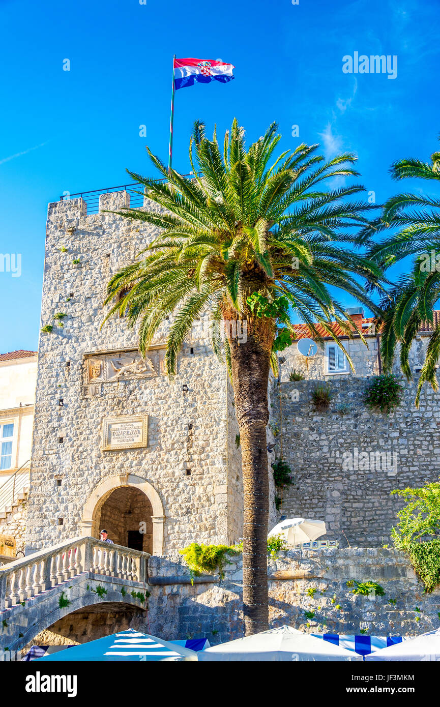 Turm Revelin (Veliki Revelin Turm) oder Landtor, auch bekannt als Korcula Stadttor, der Eingang zur Altstadt in Korcula, Kroatien Stockfoto