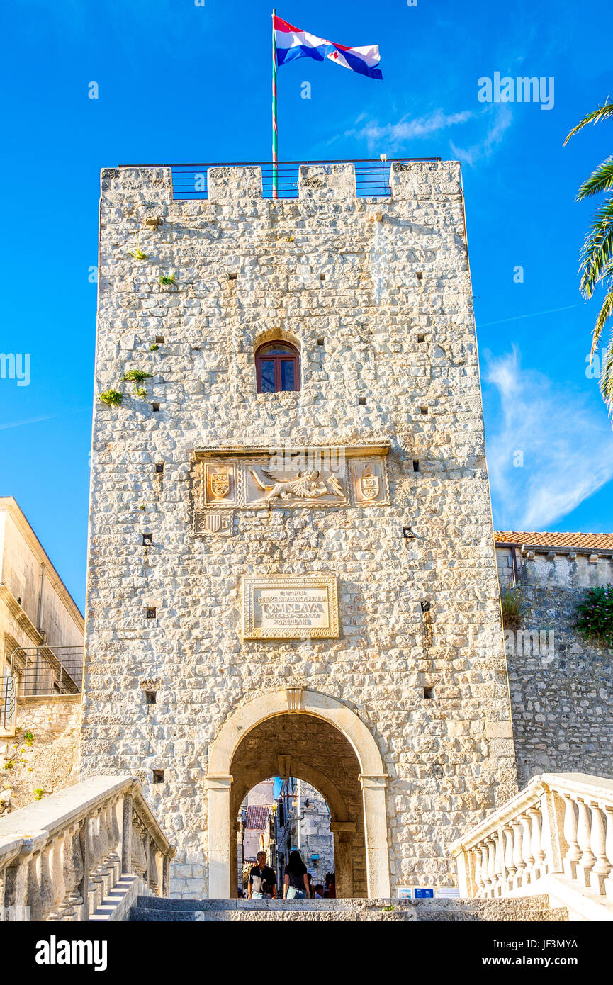 Turm Revelin (Veliki Revelin Turm) oder Landtor, auch bekannt als Korcula Stadttor, der Eingang zur Altstadt in Korcula, Kroatien Stockfoto