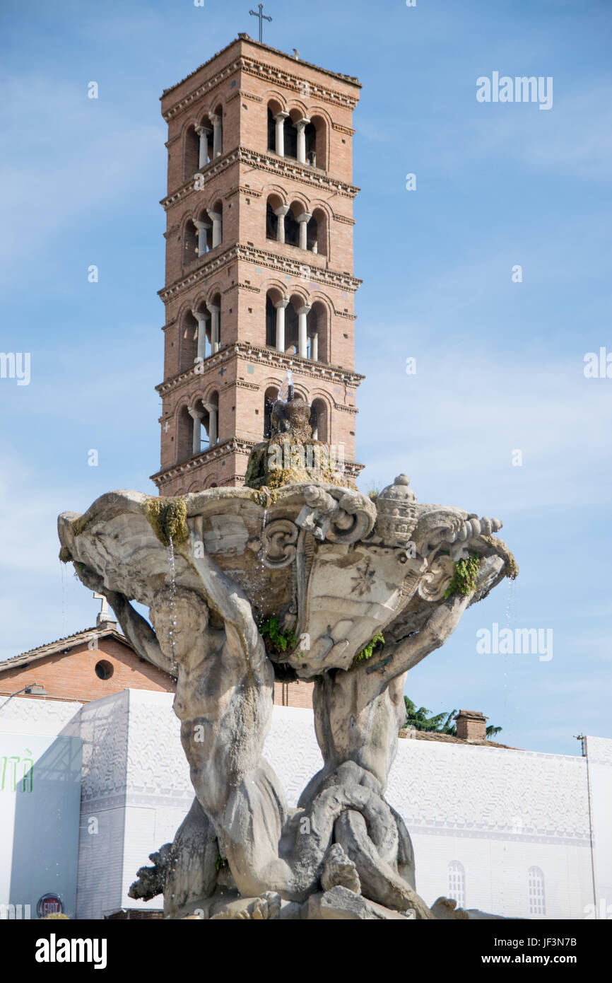Tritonen-Brunnen und die Basilika der Heiligen Maria in Cosmedin (Santa Maria in Cosmedin) am Piazza Bocca della Verita in Rom, Italien Stockfoto