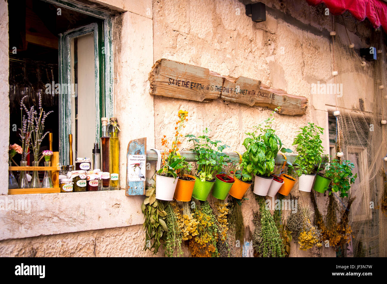 Ein Laden in der Altstadt ist mit Pflanzen an den Steinmauern der Stadt Korcula, Kroatien, gesäumt Stockfoto