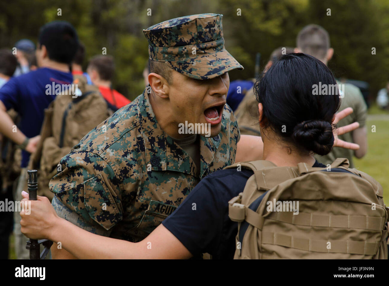 Staff Sgt Juan Aguilera, ein Sergeant-Dozent an Marine Corps Officer Candidate School in Quantico, Virginia, korrigiert ein Offizier Kandidat während einer Übung auf der Marine Corps Base Quantico am 22. April 2017. Die Übung wurde entwickelt, um Offizier Kandidaten aus Recruiting Stationen Baltimore und Harrisburg für die körperlichen und geistigen Herausforderungen des Marine Corps Officer Candidate School vorzubereiten. Sergeant Instruktoren trainieren, Bildschirm und bewerten Kandidaten, die ein hohes Maß an Führungspotenzial und Engagement zum Erfolg um eine Provision als Offizier in den Vereinigten Staaten unter Beweis stellen müssen Stockfoto