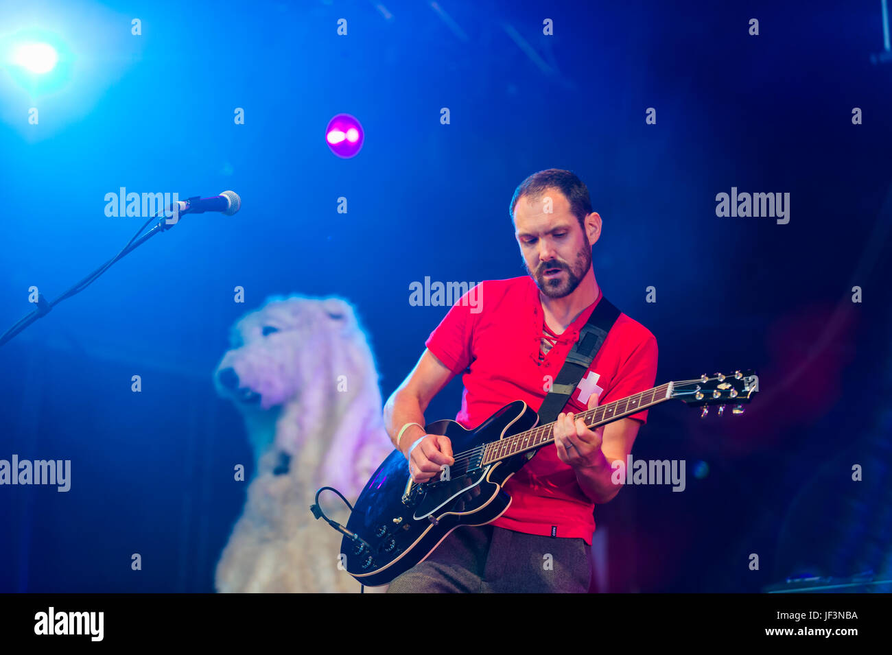 Dundrennan Schottland, UK - 26. Juli 2014: Martin Noble von British Sea Power führt das Weidenmanns Festival Stockfoto