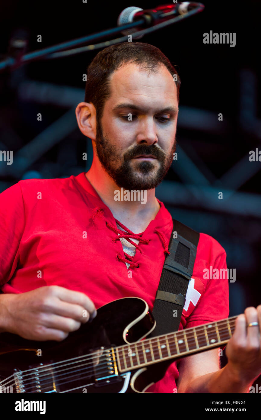 Dundrennan Schottland, UK - 26. Juli 2014: Martin Noble von British Sea Power führt das Weidenmanns Festival Stockfoto