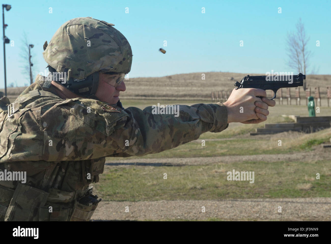 Airman Ryan Benjamin, 91. Rakete Sicherheit Kräfte Squadron Reaktion Kraft Mitglied, feuert eine M9 Pistole am Camp Grafton Süd, Teufels See, N.D., 4. Mai 2017. Die 91. Sicherheit zwingt Gruppe Global Strike Challenge Team trainiert in Vorbereitung auf den bevorstehenden Wettbewerb, welche Herausforderungen Sicherheitskräfte Job wissen, Taktiken und Waffen abfeuern. (U.S. Air Force Photo/Flieger 1. Klasse Jessica Weissman) Stockfoto